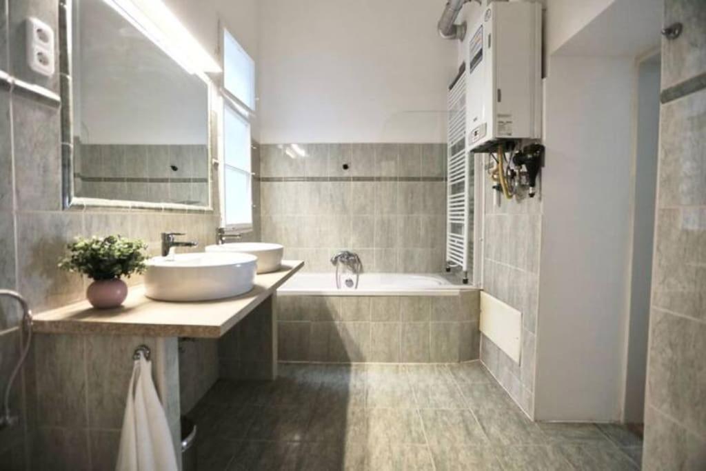 Unwind In Style W Sauna Dsgn 2Br Home Budapeszt Zewnętrze zdjęcie